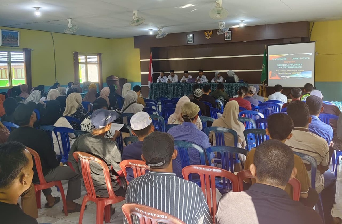Plt Kamad MTsN 1 HST Ajak Orang Tua/Wali Murid Dukung Pembelajaran dan Tegakkan Tata Tertib