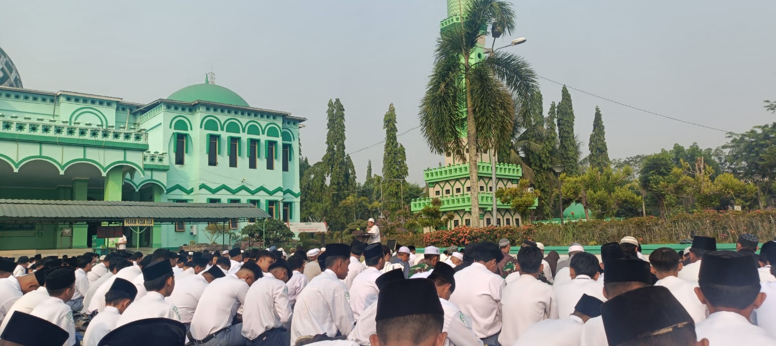Di Tengah Kemarau dan Kabut Asap, Warga MTsS Diniyah Barabai Ikuti Shalat Istisqa